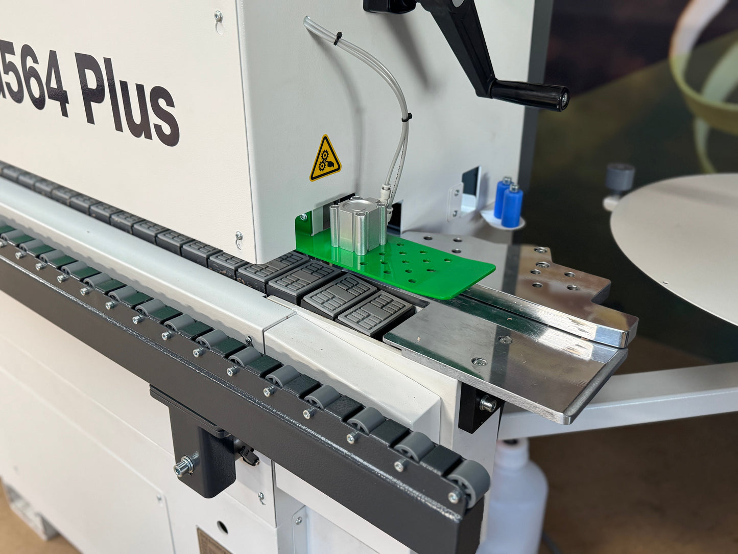 Woodfast G564 PLUS Edgebander with Pre-Milling, Corner Rounding & spraying