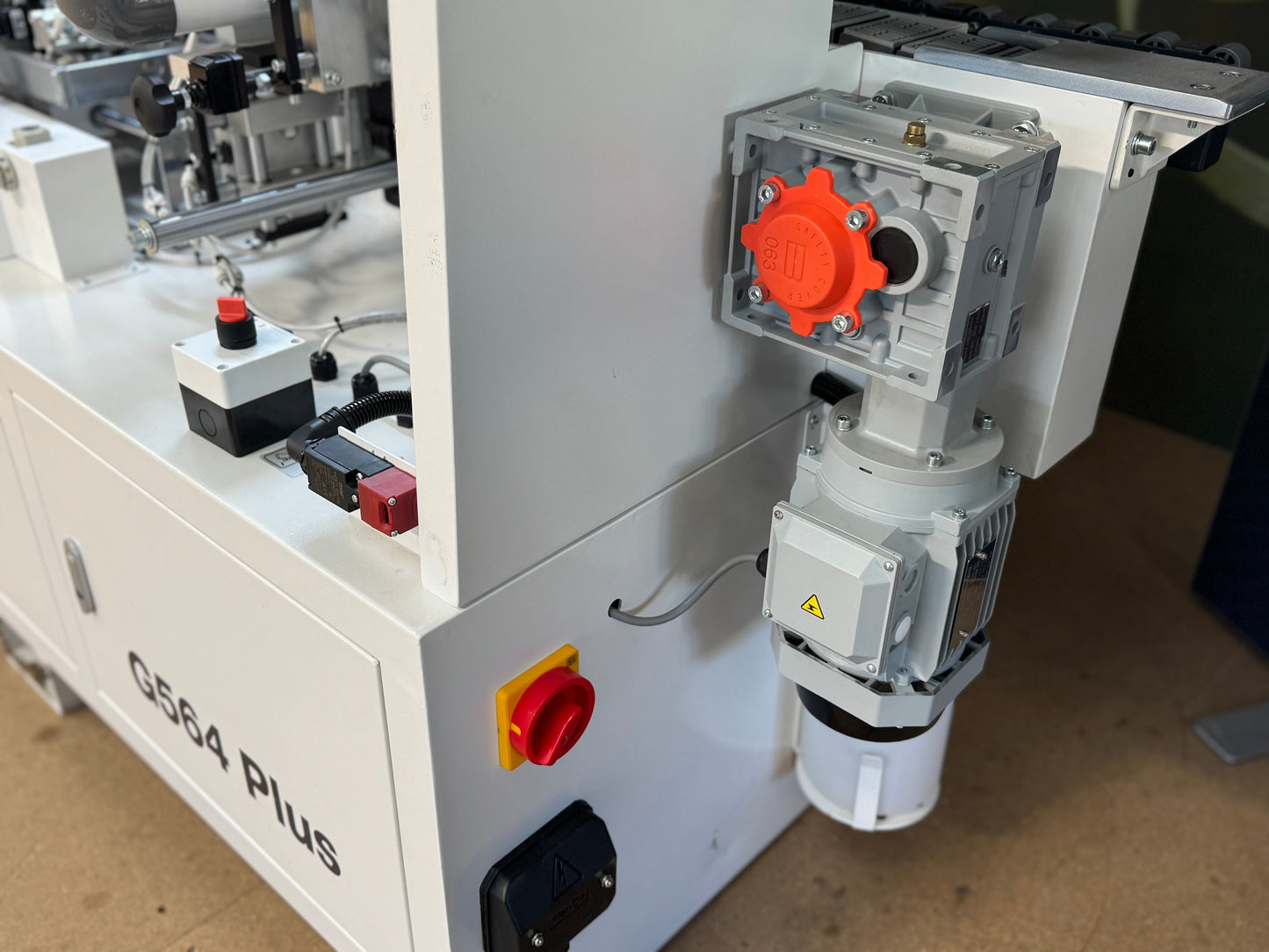 Woodfast G564 PLUS  Edgebander with Pre-Milling, Corner Rounding & spraying